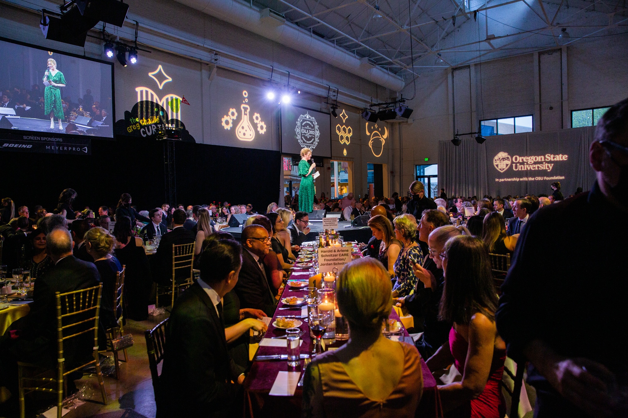 Image of people sitting at a long table eating dinner during the 2022 OMSI Gala